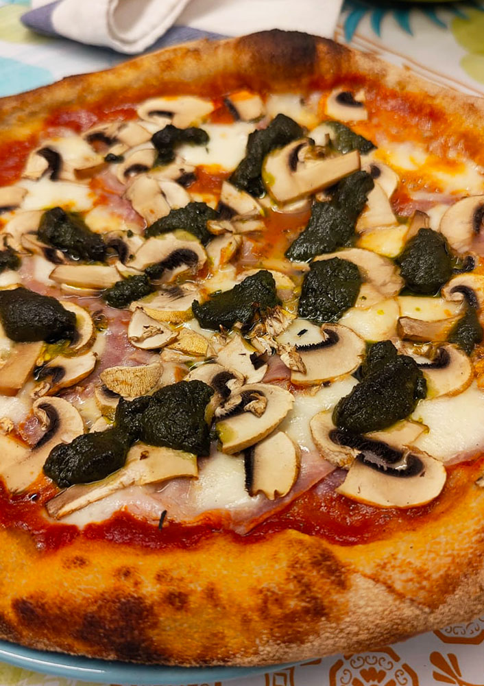 pizze con una cottura perfette con il Forno ibrido a legna/gas Alfonso 2 Pizze